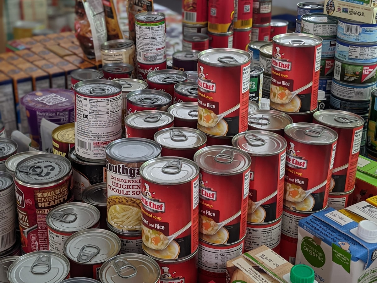 Volle Regale dank grosszügiger Lebensmittelspenden